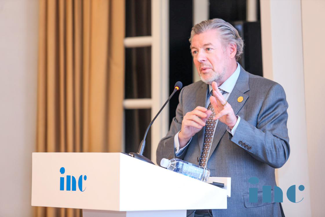 神經(jīng)外科醫(yī)生-<a href='/jiaoshou/24.html' target='_blank'><u>巴特朗菲</u></a>