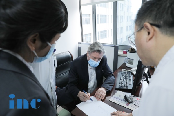 上海電臺(tái)報(bào)道：疫情下國(guó)際交流不間斷，中歐專家同臺(tái)開展神經(jīng)外科疑難手術(shù)