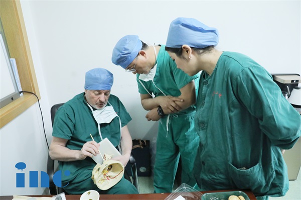 INC德國(guó)巴特朗菲教授細(xì)致入微地講解手術(shù)策略，醫(yī)院醫(yī)護(hù)人員在旁學(xué)習(xí)