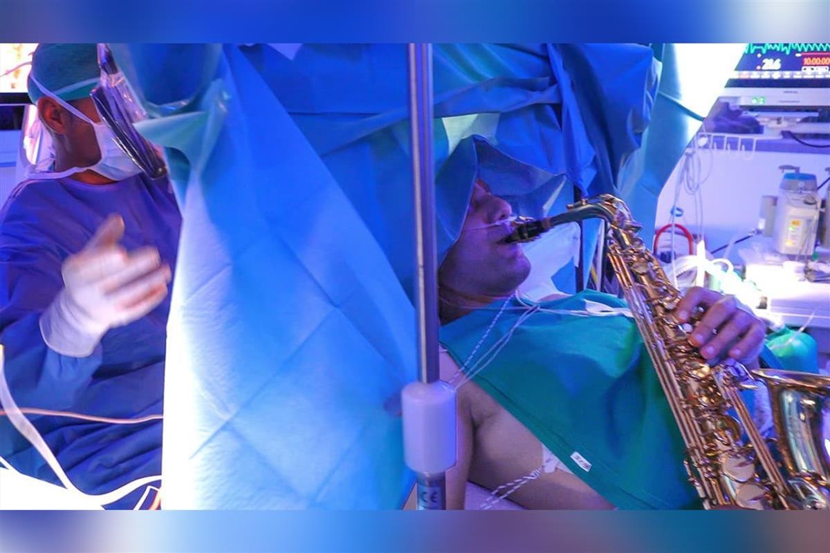 音樂家邊做腦瘤手術(shù)邊吹薩克斯