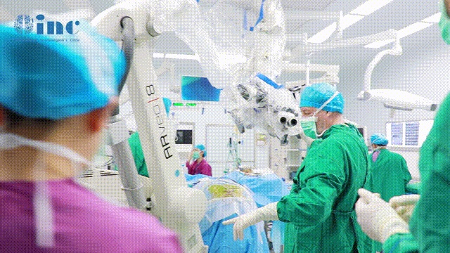 上顯微鏡，準(zhǔn)備剪開硬腦膜  