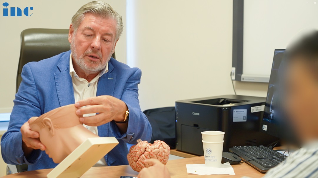 術(shù)前談話時，巴教授還會用大腦模型為患者講解即將進行的手術(shù)入路