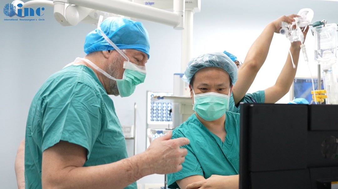 麻醉師既是神外手術(shù)的前鋒，他們不僅要確定麻醉順利到位，還要全程監(jiān)測生命體征。巴教授手術(shù)全程也會與麻醉醫(yī)生充分交流。