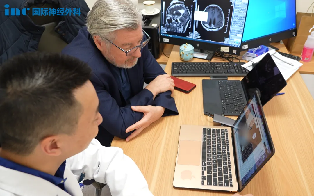 偶然查出腦干占位性病變巴教授能做手術嗎？  　　切除率達到99%或全切