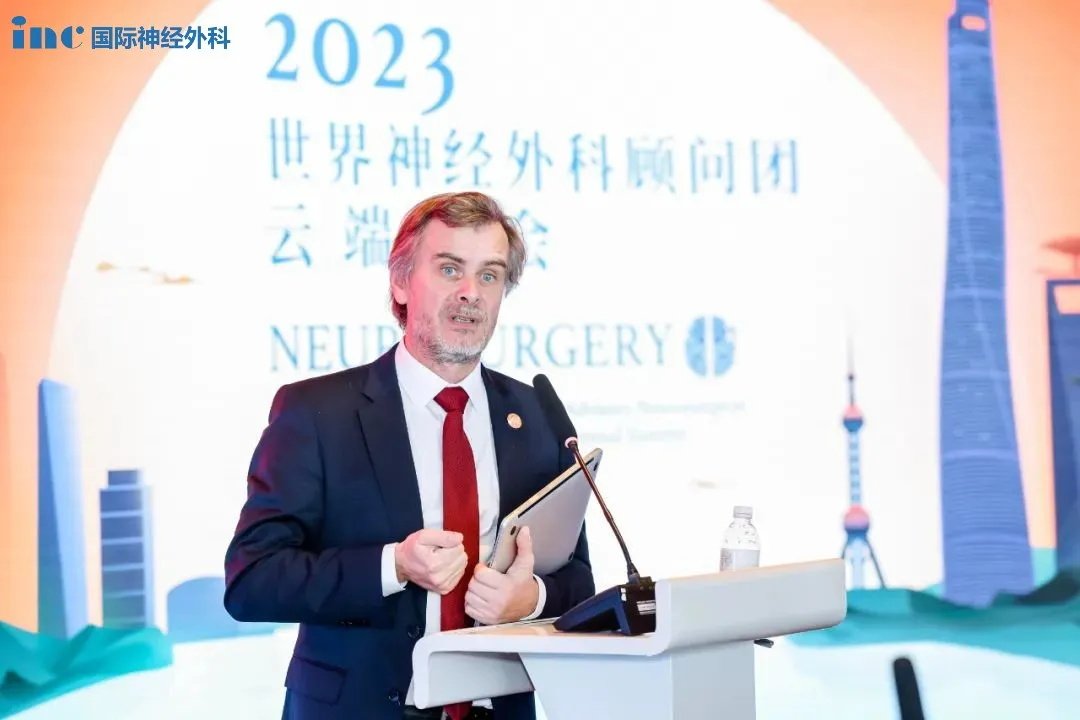 2023年11月25日，2023年11月25日，INC國際神經(jīng)外科醫(yī)生集團“三屆國際神經(jīng)外科顧問團云端峰會”于中國一高樓，被譽為“上海之巔”的上海中心大廈的J酒店開幕。INC旗下國際神經(jīng)外科顧問團（WANG）十多位成員教授再度聚首上海，以“Neurosurgery is art”為主題，與國內(nèi)專家共話神外美學！福教授同參會的國內(nèi)外神外醫(yī)生們交流了“New trend in skull base surgery”顱底手術(shù)發(fā)展新趨勢這一學術(shù)課題