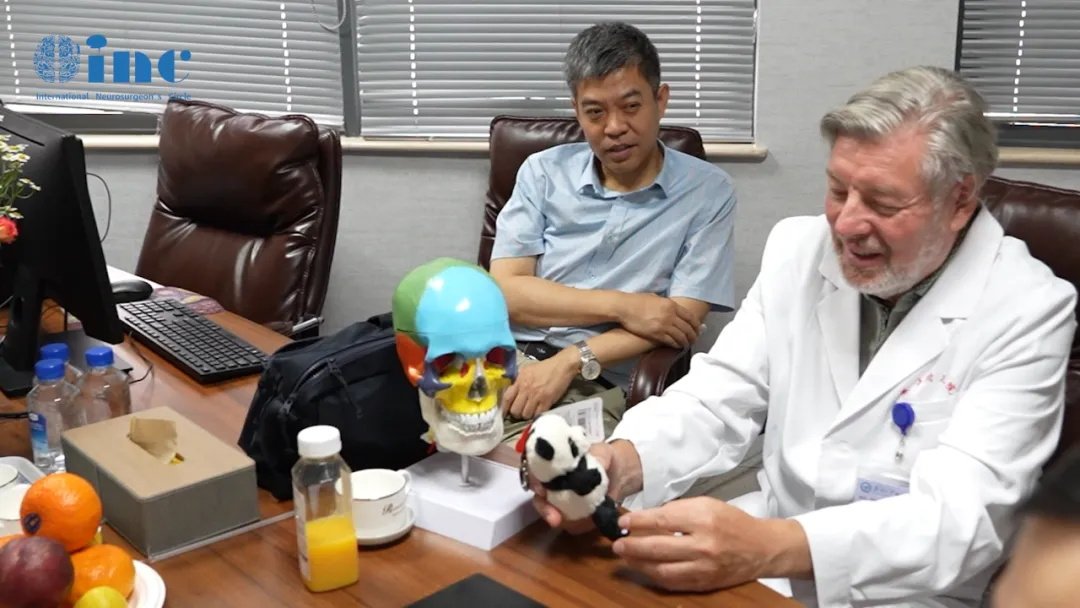 術(shù)前談話時(shí)，可愛(ài)的可可給“巴爺爺”送上了小熊貓禮物，大家都被這個(gè)樂(lè)觀的小朋友感染了。