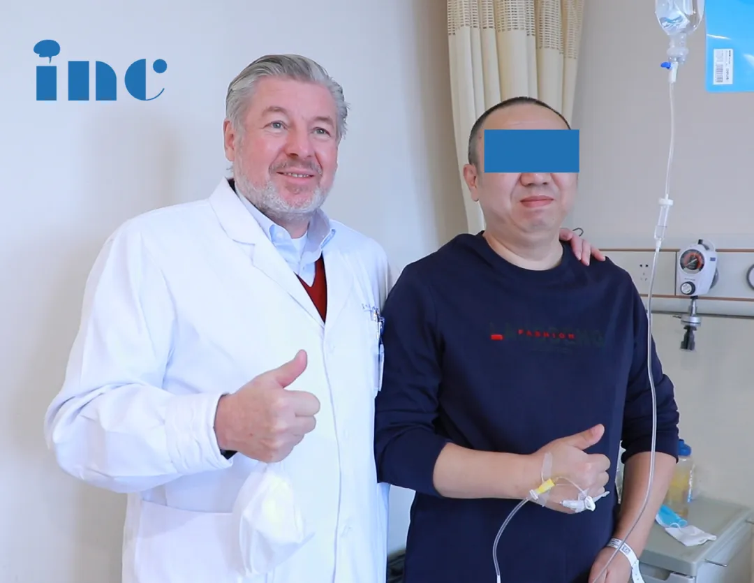 出院前，秦先生和巴教授合影留念