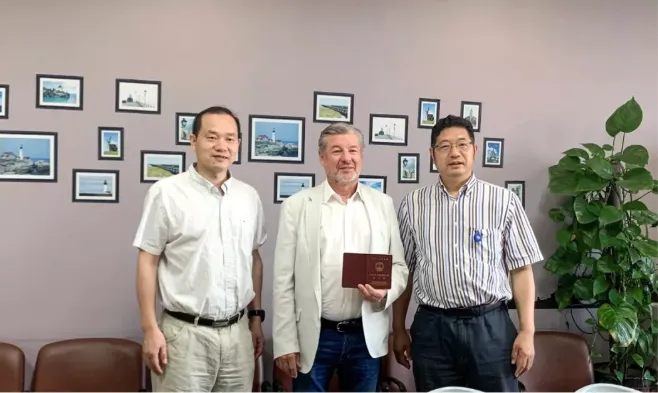 圖片巴教授與楊樹旭主任醫(yī)師（左）、王義榮主任醫(yī)師（右）合影