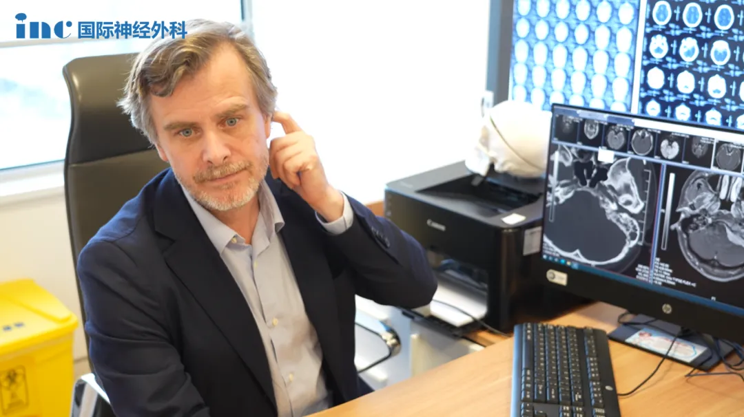 福教授向患者現(xiàn)場演示手術(shù)切口