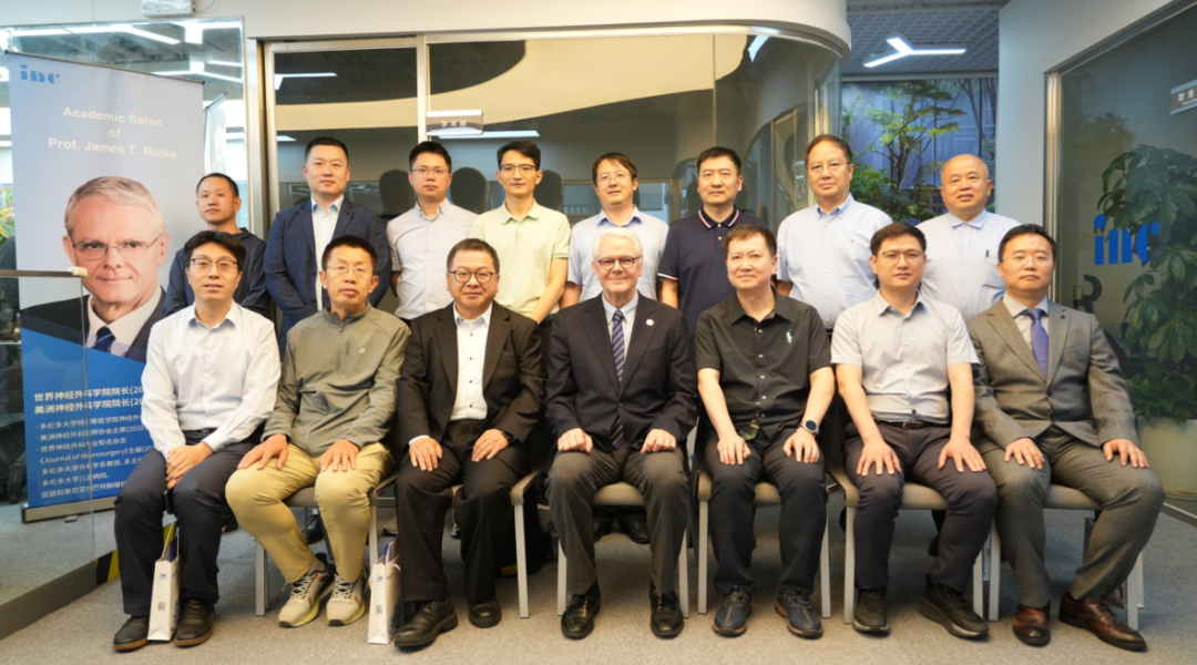 整場(chǎng)沙龍張弛有度，中外專(zhuān)家友好交流，共同探討神外難題。會(huì)議最后，INC為這次每一位來(lái)參加學(xué)術(shù)交流的專(zhuān)家頒發(fā)了證書(shū)，并和Rutka教授進(jìn)行合影。