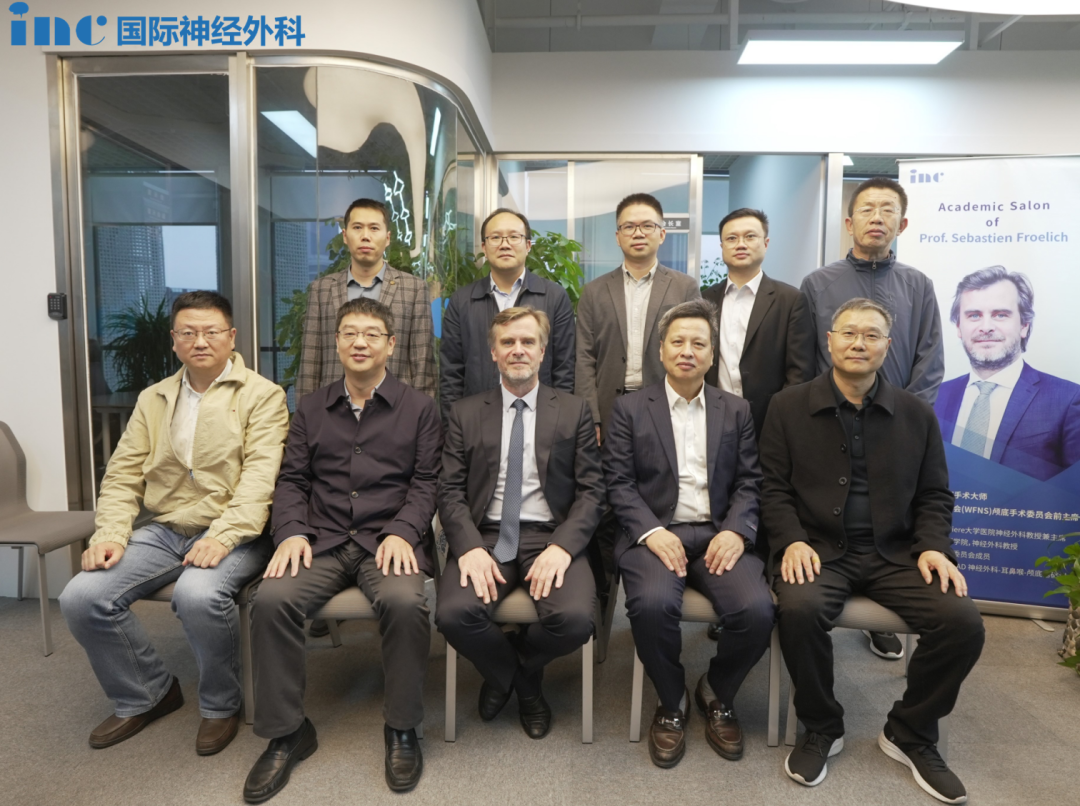 福教授為每位來(lái)參加學(xué)術(shù)交流的專(zhuān)家都頒發(fā)了證書(shū)，并與他們合影留念。