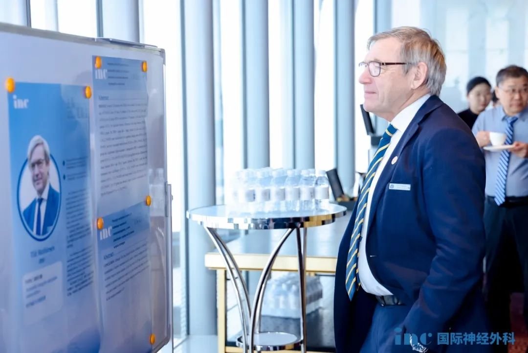 參會者們自發(fā)帶來了自己的學(xué)術(shù)論文，其中一些學(xué)員的論文摘要通過海報(bào)的形式在會場內(nèi)進(jìn)行張貼。在該環(huán)節(jié)中，主編們與學(xué)員們進(jìn)行了積極互動，結(jié)合參會者的論文進(jìn)行深入的討論。