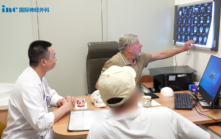 病灶體積較小使手術(shù)難度相對可控，可以一次性處理兩個病灶，有效預(yù)防進(jìn)行性神經(jīng)功能損害，同時避免未來病灶增大導(dǎo)致手術(shù)風(fēng)險顯著增加。需要特別說明的是，雖然這不是急診手術(shù)，但延遲干預(yù)可能導(dǎo)致不可逆的神經(jīng)功能損傷，因此建議把握手術(shù)時機(jī)。