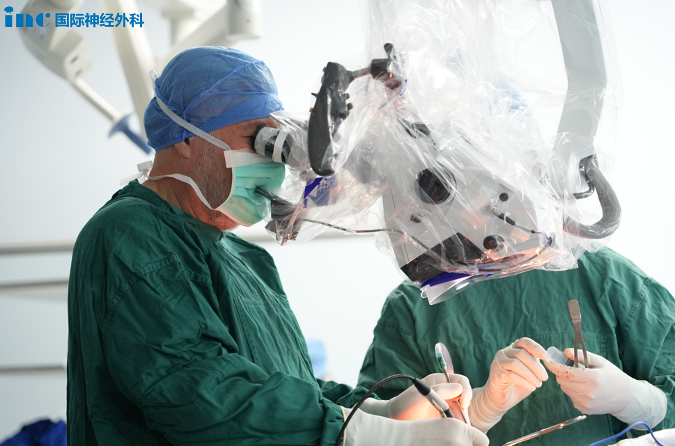 術(shù)前談話時(shí)，蘭女士難掩恐懼。巴教授暖心安慰："別擔(dān)心。"