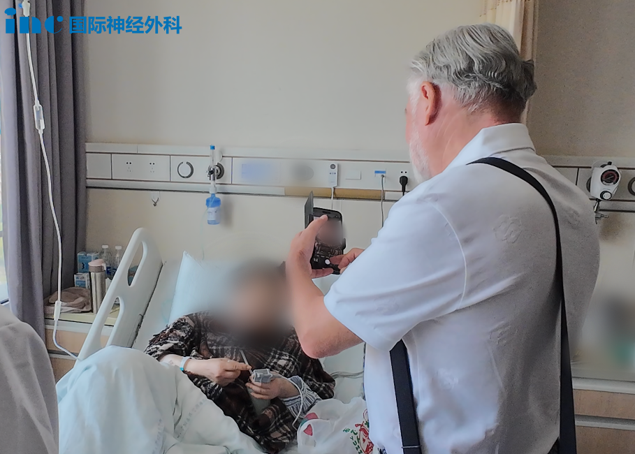 “笑一笑、咧嘴、眼睛閉上、皺眉頭……非常好！”69歲的程女士，CPA區(qū)腫瘤已逼近“生命禁區(qū)”——腦干區(qū)域，并侵入內(nèi)聽(tīng)道，導(dǎo)致她右耳聽(tīng)力幾近喪失。從確診到成功手術(shù)僅一個(gè)月，術(shù)后第一天便轉(zhuǎn)出ICU，狀態(tài)良好。當(dāng)巴教授前來(lái)查房時(shí)，程女士欣喜地分享自己的情況，一切都很好，沒(méi)有面癱，自述好像聽(tīng)力也好些了……