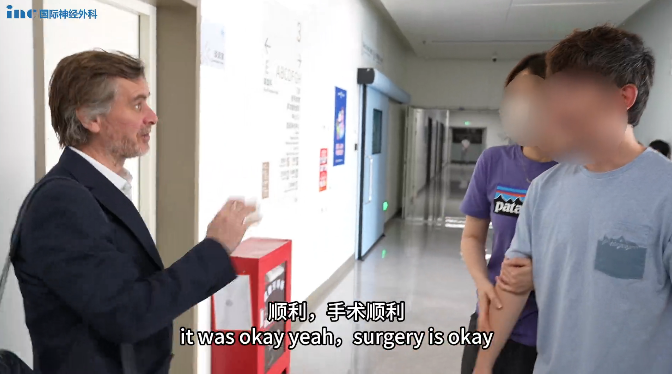 當(dāng)手術(shù)室的門緩緩打開，福教授摘下口罩，臉上留下的深深壓痕清晰可見?！疤y了，太難了……”他連聲感嘆，但隨即露出一絲欣慰，“不過手術(shù)很成功！”