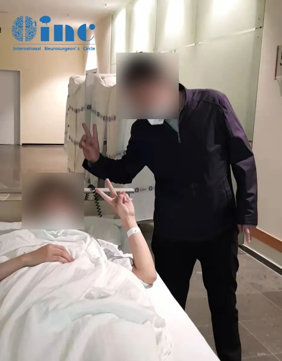 手術(shù)前浩然跟爸爸合影，父子倆對巴教授手術(shù)充滿信心